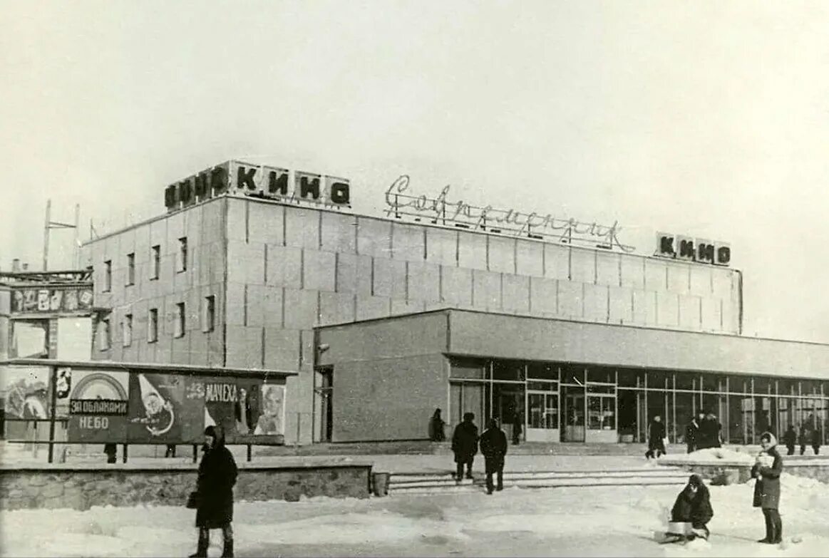 Кинотеатр современник череповец. Бывший кинотеатр современник. Кинотеатр современник сосновый бор. Кинотеатр современник нижний новгород. Дк современник нижний тагил.