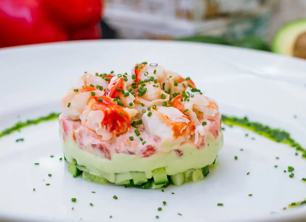 салат из авокадо с огурцом и крабовыми. салат с мясом краба. салат с крабовым мясом и авокадо. крабовое мясо. салат с крабом.