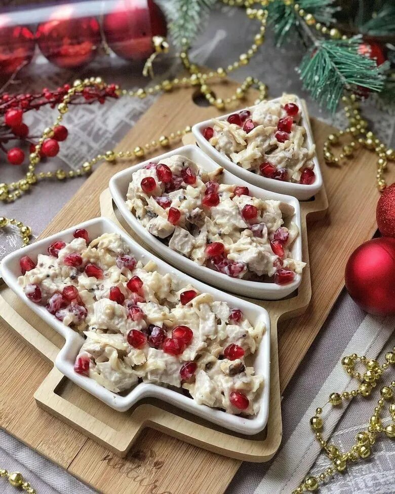 Новогодние пп салаты. Крабовый салат "рождественский венок". Украшение блюд новогоднего стола. Украшение блюд новогоднего стола. Новогодние салаты.