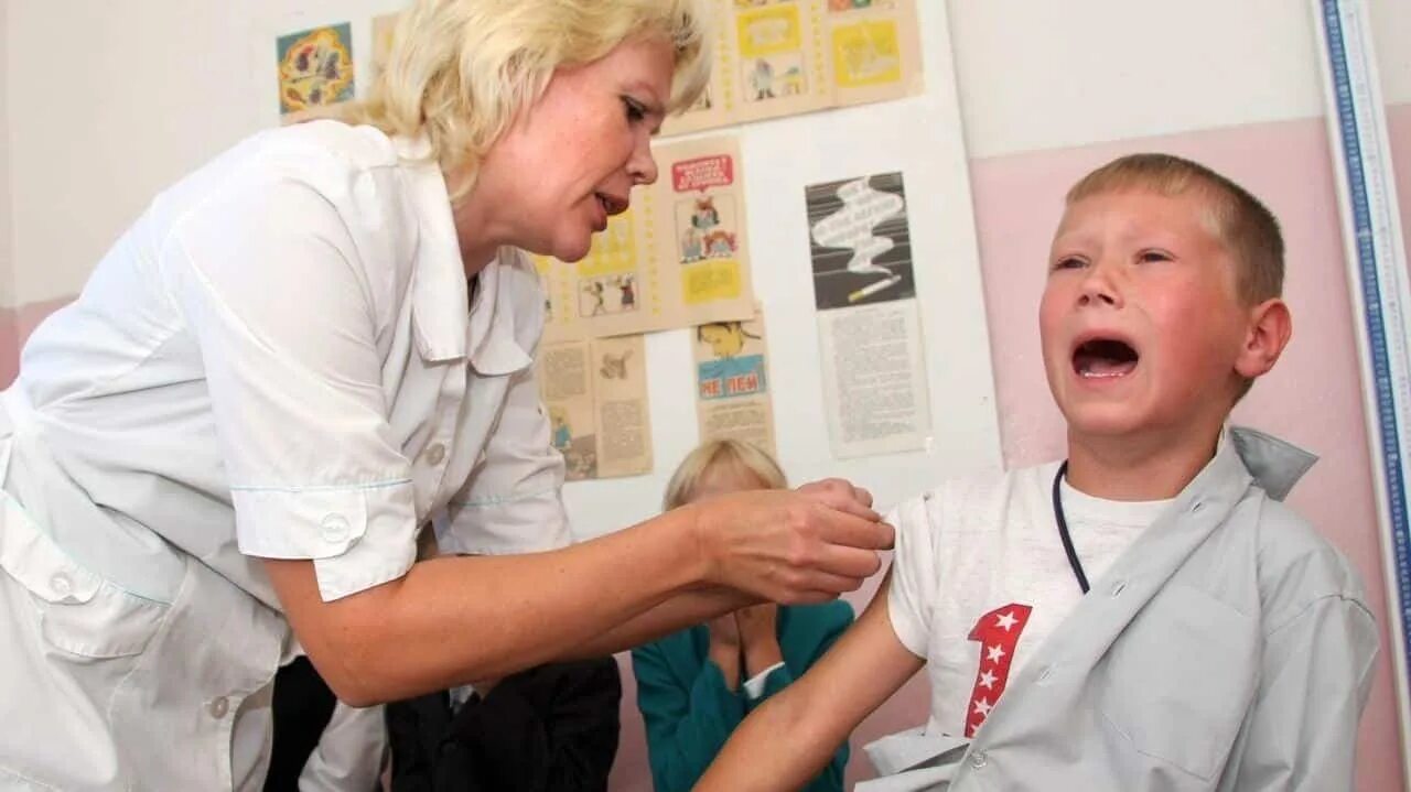 Уколы детям больно в больнице настоящие. Вакцинация школьников. прививка в школе. уколы детям в школе. укол прививка.