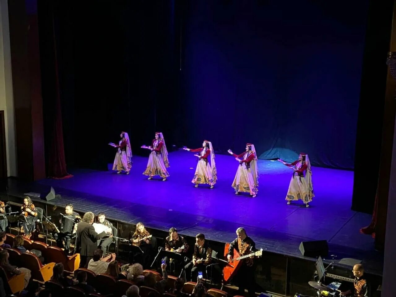 Азербайджанские песни 2024 года. Танцевальный коллектив. Танцы фото. Азербайджанский танцевальный ансамбль. Коллектив танца Мирас.