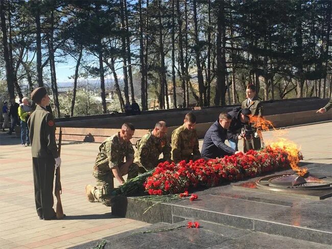 Возложение цветов. Вахта памяти. Вахта памяти 2023. Вахта памяти Ставрополь. Открытие вахты памяти