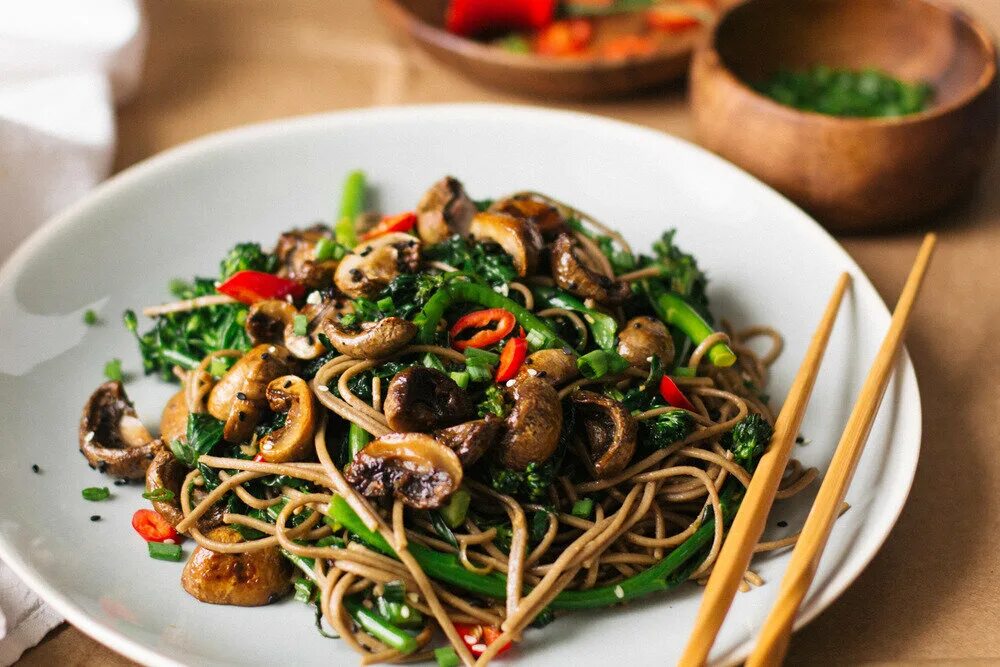 Гречневая лапша с грибами. Лапша соба с грибами и овощами шиитаке. Гречневая лапша с грибами. Гречневая лапша соба. Гречневая лапша с грибами.