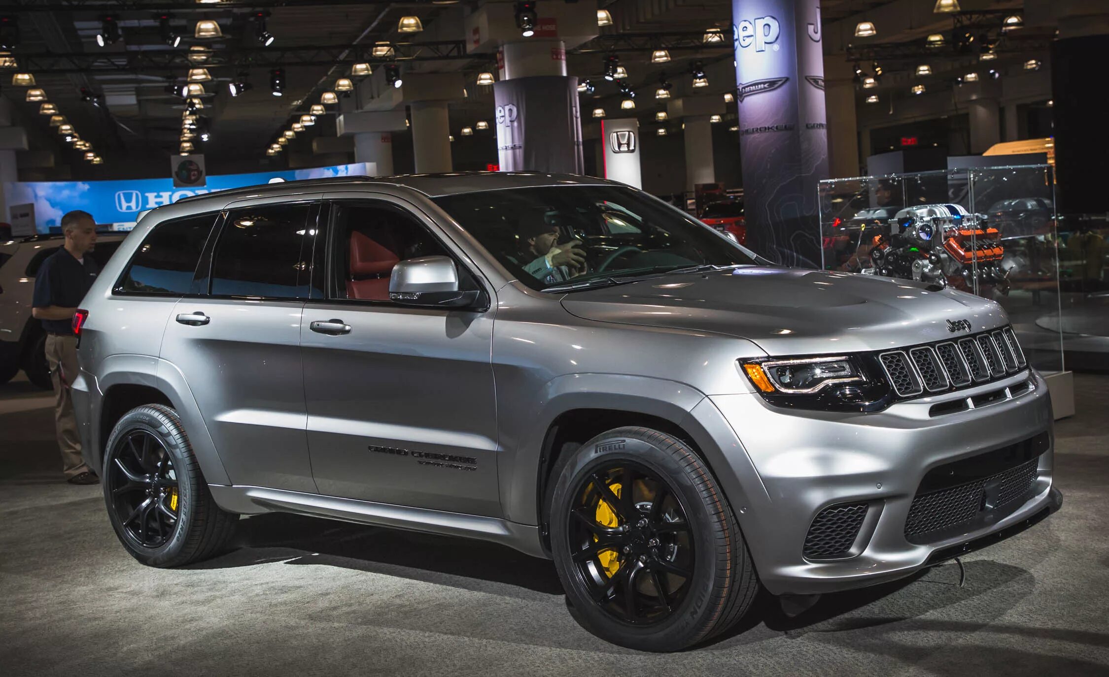 Jeep grand cherokee 2019. Jeep grand cherokee wk2 2025. джип гранд чероки trackhawk 2025. jeep grand cherokee 2025.