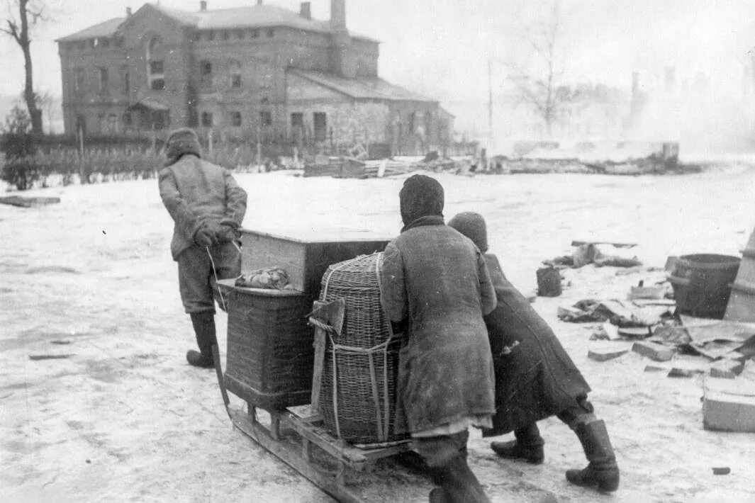 Блокада Ленинграда 1941-1944 27 января. Вода в блокадном Ленинграде. Дети блокадного Ленинграда блокада Ленинграда.