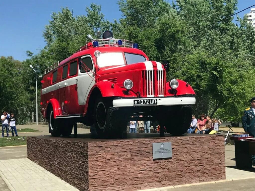 Сайт пожарной охраны. Пожарная машина. Памятник пожарному автомобилю. Парк пожарных машин. Парк автомобиль пожарный.