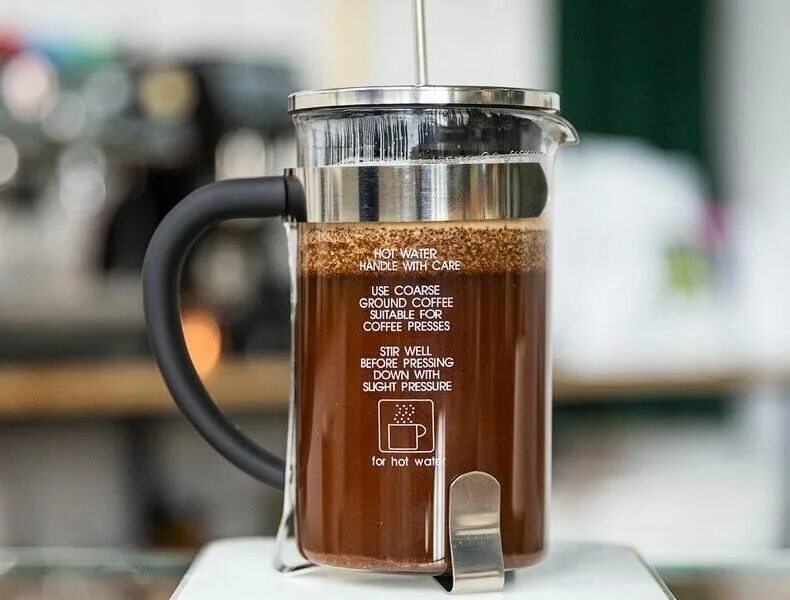 Залит кофе. Френч-пресс tasty coffee. френч пресс приготовление кофе. приготовление кофе в френч прессе. кружка для заваривания кофе с прессом.
