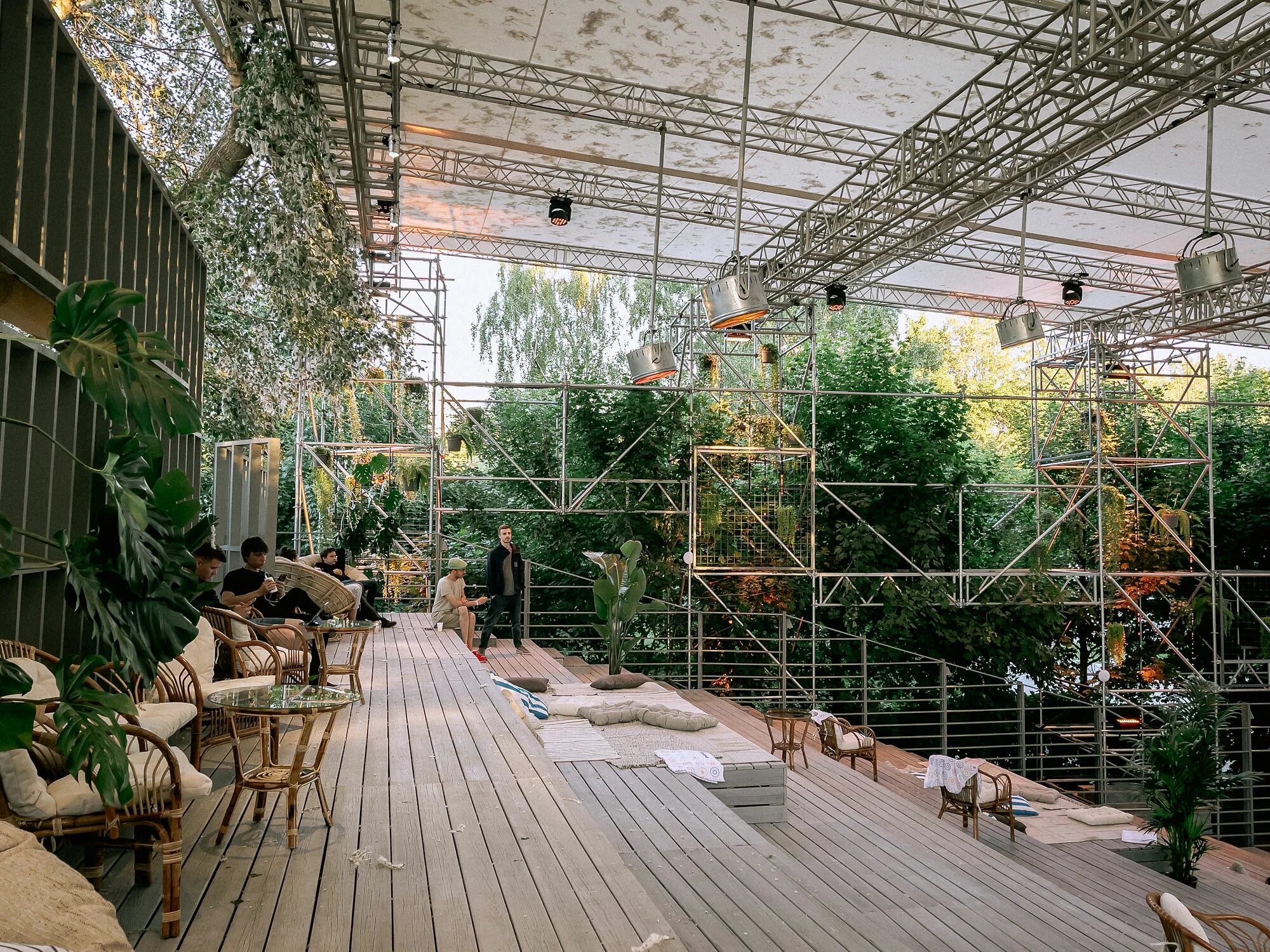 Манежный паркинг. Плюс дача в парке горького. Теплица парк одинцово ресторан. Парк плюс. Плюс дача в парке горького кинотеатр.