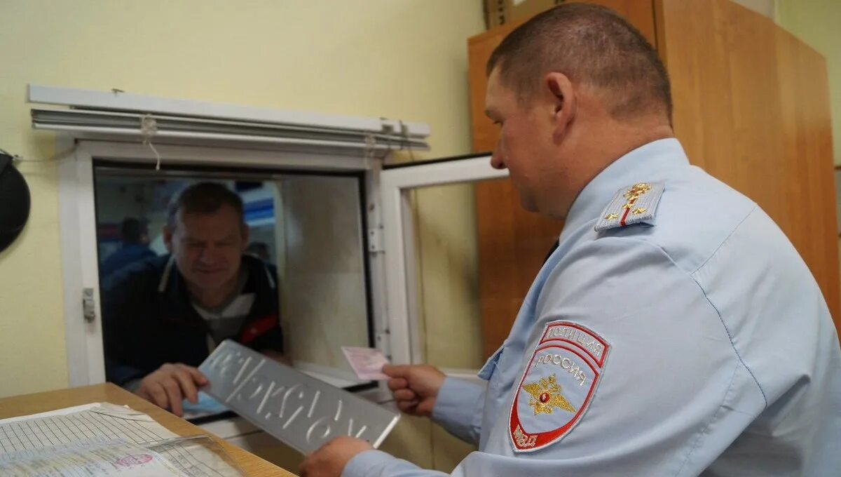 Рэо черкесск. Регистрационно-экзаменационное подразделение ГИБДД. РЭО ГИБДД. Сотрудники РЭО ГИБДД. Инспектор МРЭО.