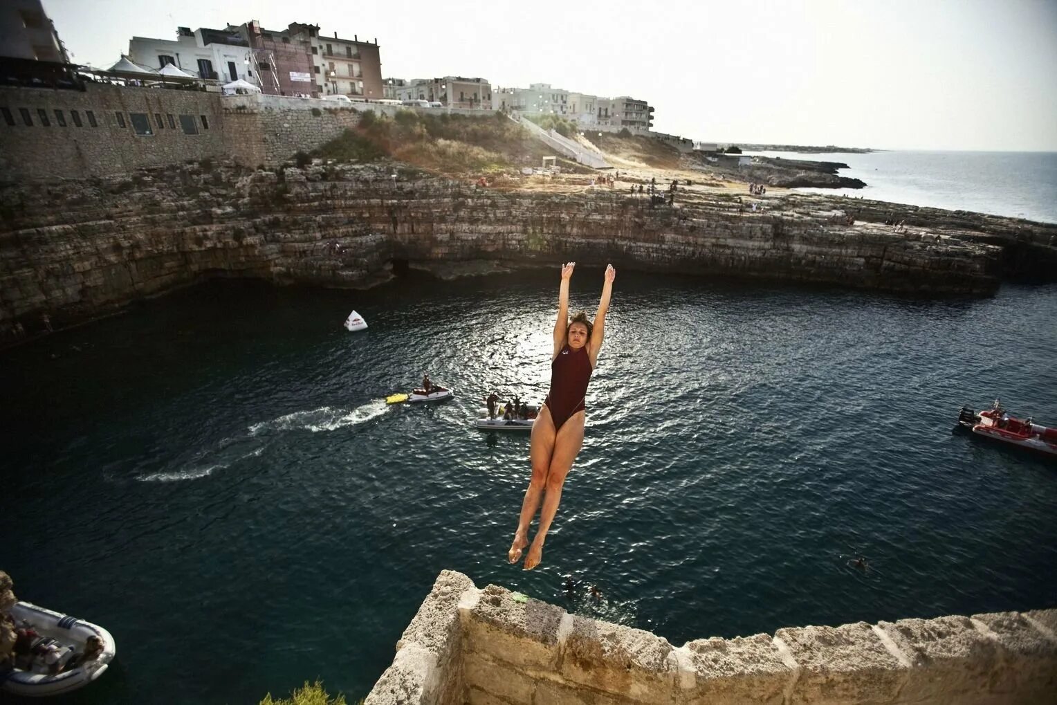 Девушка прыгает в воду. Прыжок в море. Dive into me