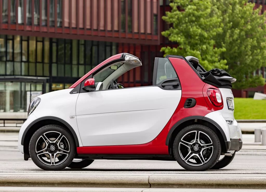 Смарт купить симферополь. Мерседес смарт кабриолет. Smart Fortwo 2023. Smart Fortwo Roadster. Smart Fortwo Cabrio багажник.