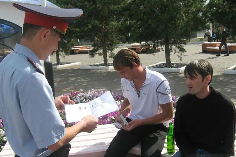 Нарушитель общественного порядка. Распитие спиртных напитков на улице. Распитие спиртных напитков в общественных местах. Общественный порядок на улицах полиция. Распитие спиртных напитков несовершеннолетними в общественных местах