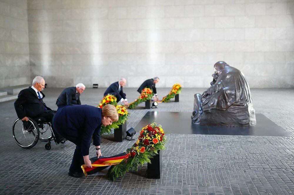 Мемориал Холокоста в Берлине. Памятник жертвам Холокоста в Берлине. Нойе Вахе Берлин. Мемориал Нойе-Вахе Германия.