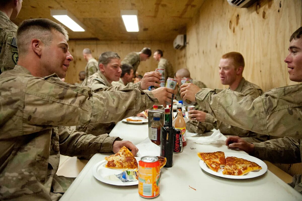 Питание в американской армии. Столовая в американской армии. Обед в американской армии. Американский солдат.