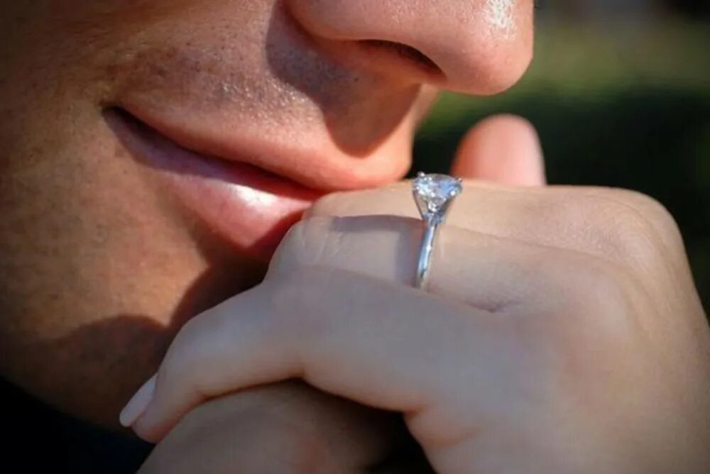 Поцелуй руки. Поцелуй руки. Целует руку. Парень целует руку девушке. Человек целует руку.