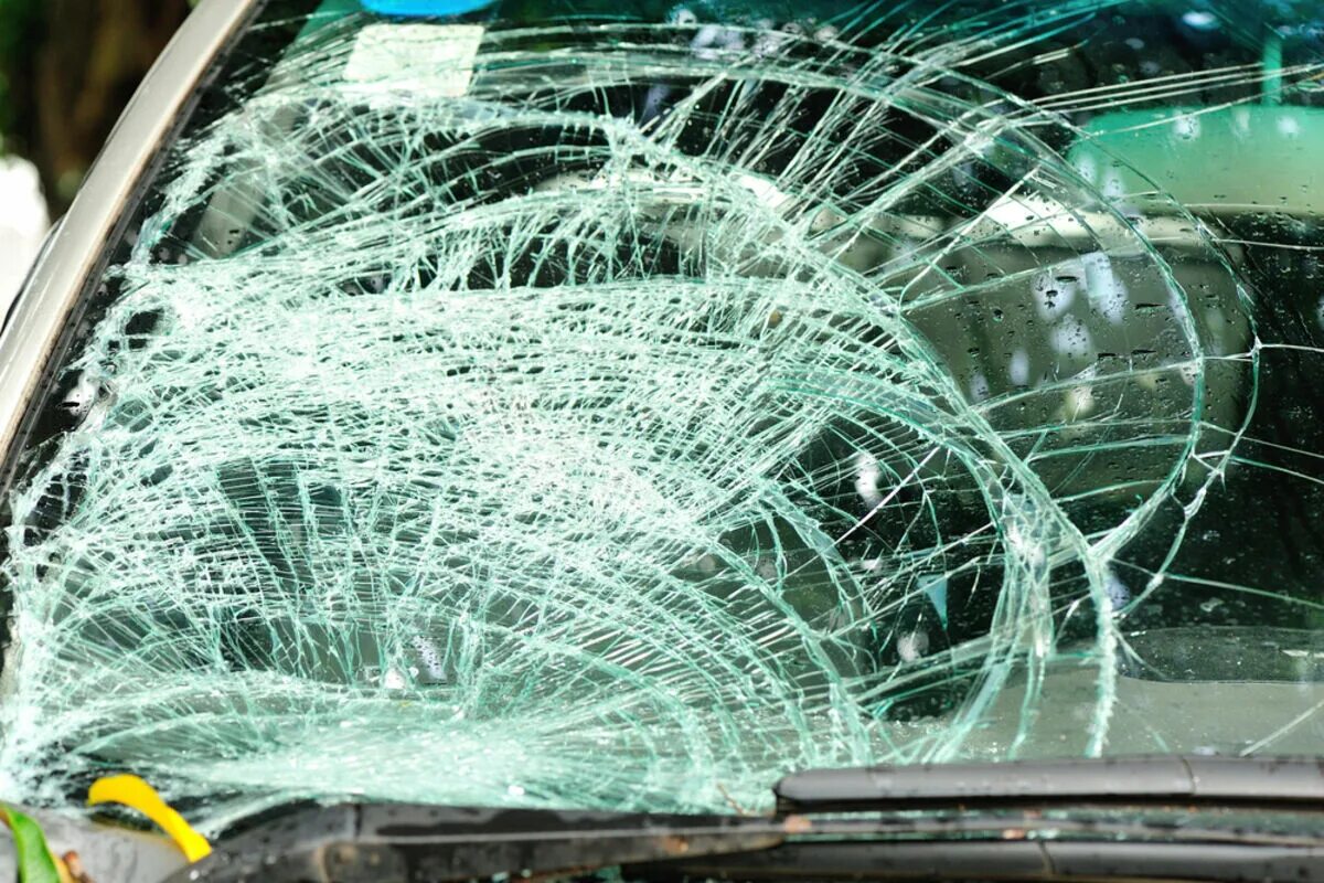 Разбитое лобовое стекло. Трещина на лобовом стекле. Лобовое стекло машины. Разбитое стекло автомобиля.