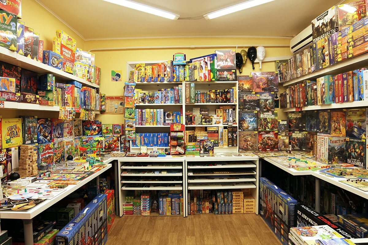 Настольная игра гага (). Интерьер магазина настольных игр. Магазины настольных игр в америке. Магазины настольных игр в санкт-петербурге. Магазин настольных игр санкт петербург.