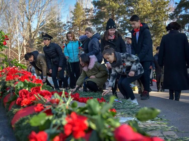 Дань памяти погибшим. Парк Победы им. Даира Асанова. Памятник блокадникам Бишкек. Кыргызское общество блокадников Ленинграда. Памятник Даиру Асанову.