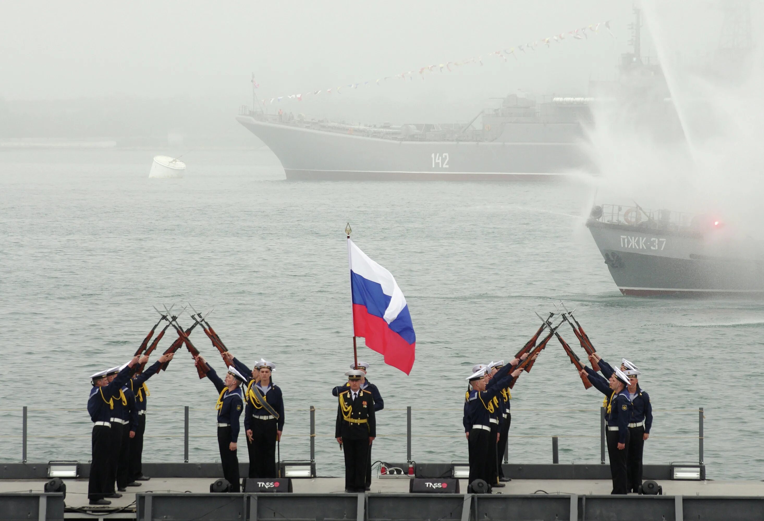 561 аварийно спасательный центр ссо. Морская пехота 382 обмп. Флаг вмф севастополь. Парад победы в новочеркасске. Морской пехоты черноморского флота севастополь.