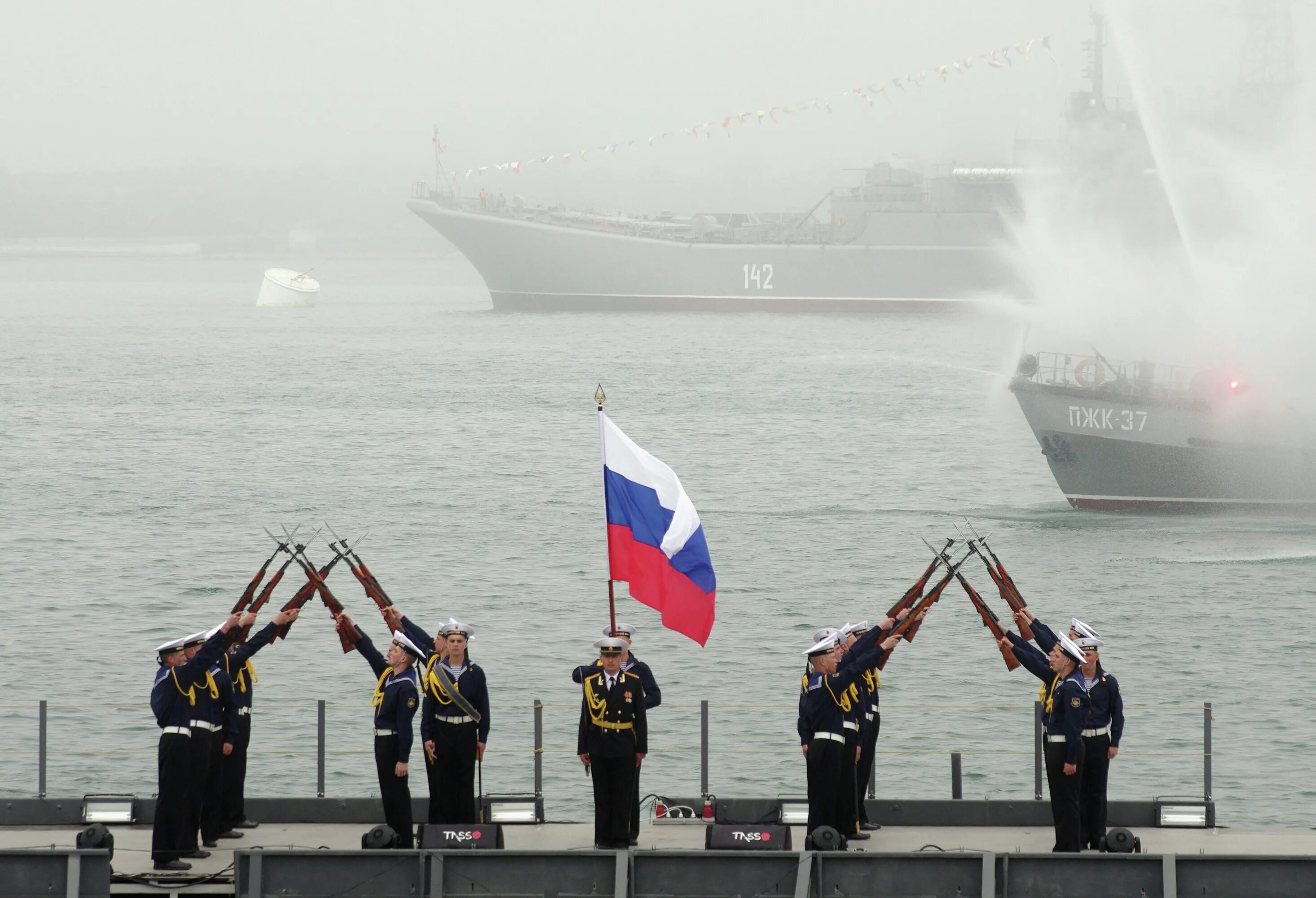 Флот чф. День Черноморского флота ВМФ РФ. Черноморская флотилия ВМФ России. ВМФ РФ Севастополь. Черноморский флот ВМФ Севастополь.