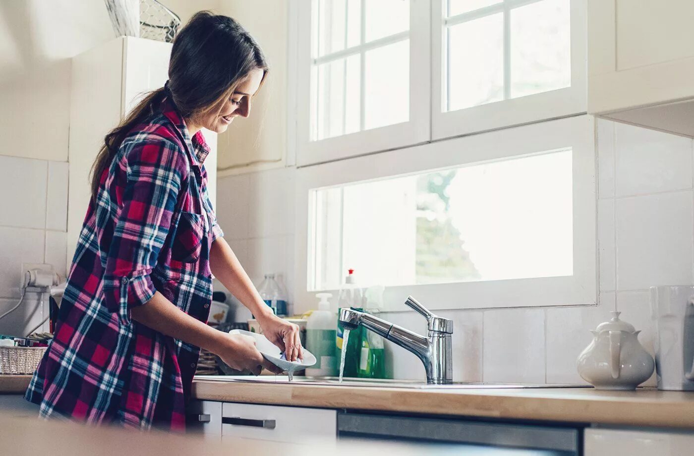 Are you doing dishes. Женщина на кухне. Домохозяйка. Хозяйка в доме. Женщина моет посуду.