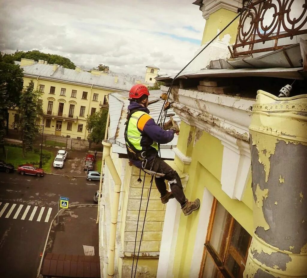 Альпинист на фасаде. Промышленыыйальбинизм. Промышленный альпинизм Москва. Фасадные работы. Покраска ремонт фасада