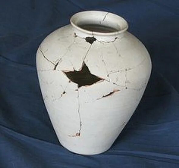 Звук разбитой вазы. Склеенная ваза. Треснутая ваза. Кувшин с трещиной. Трещины на керамике.