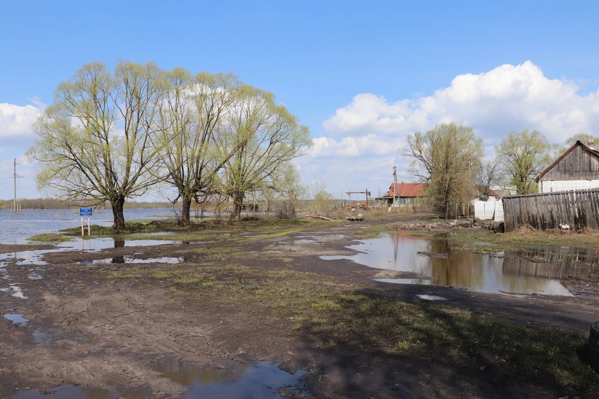 Уровень воды в болве брянск на сегодня. Брянск наводнение 2022. Ипуть половодье. Половодье Брянск 2022. Вода на приусадебном участке паводок.