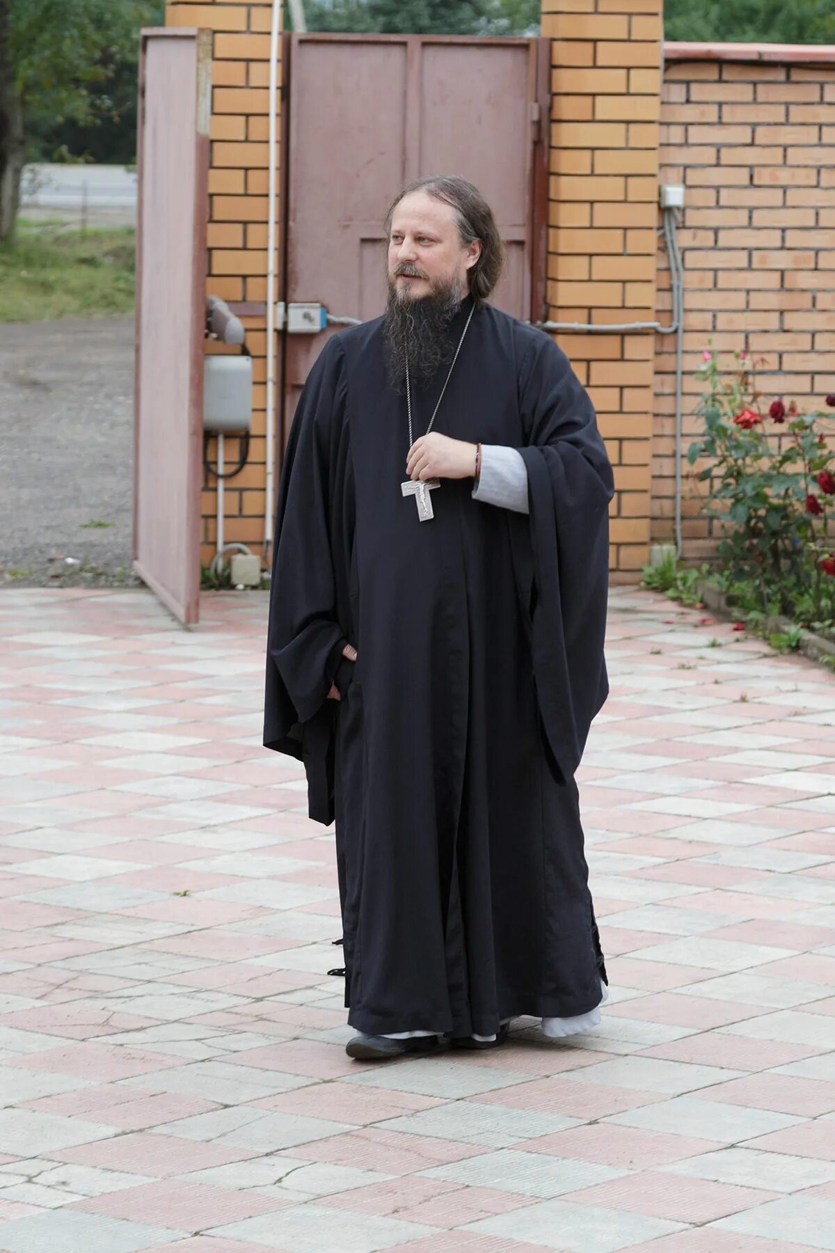 Поп в рясе. Ряса священника православный священник. подрясник священника. священник в черной рясе. батюшка в рясе.