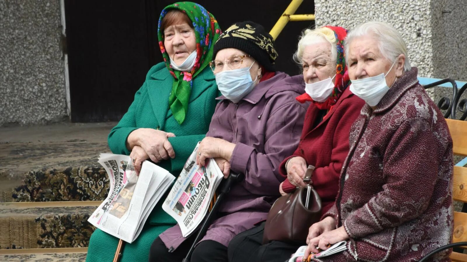 Пенсионеры 65 лет выплаты. Пенсионеры пенсия. Российские пенсионеры. Пенсионеры новый год. Пенсионер пенсия Россия.