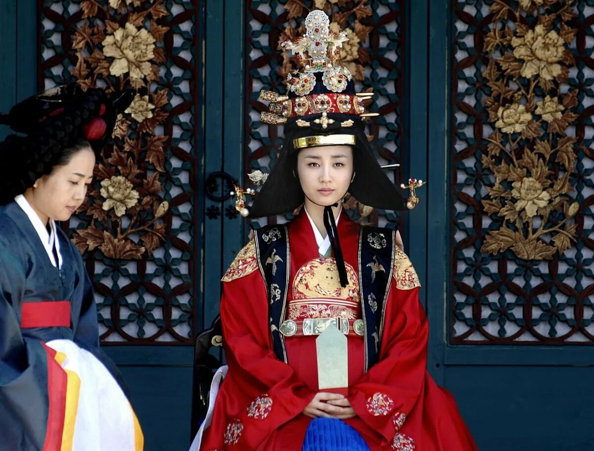 Чосон ли сон. Ханбок королевы Чосона. Ханбок императрицы Корея. Королева династии Чосон. Королевский ханбок.