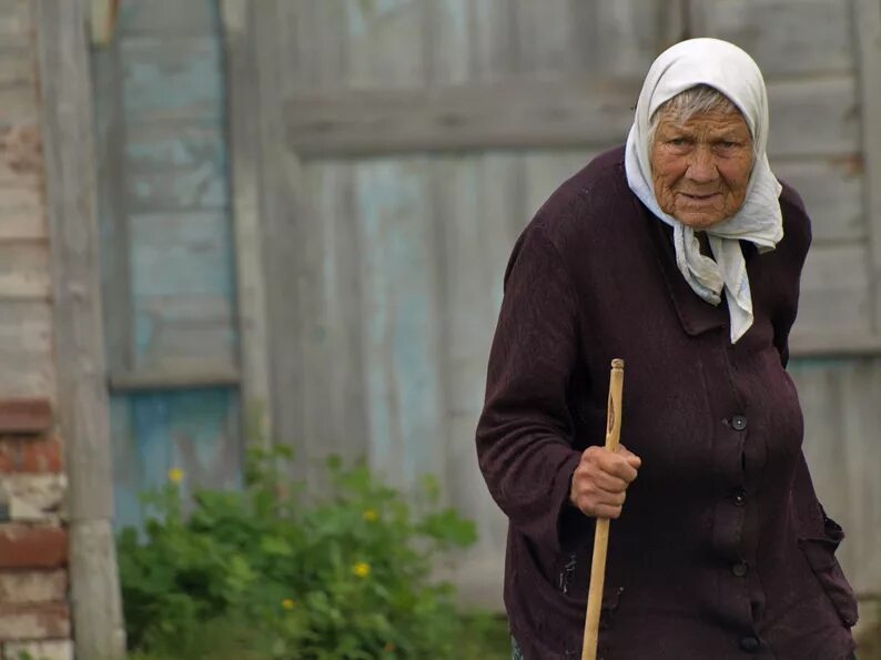 Бабка вышла. Грустная бабушка. Старая женщина в платке. Деревенская бабушка. Бабка вышла.