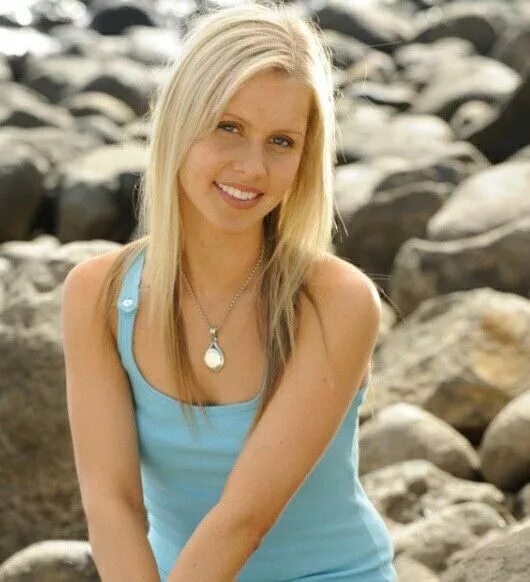 Эмма гилберт н2о. Эмма н20. Эмма н2о. Dylan mulvaney. Клер холт эмма.