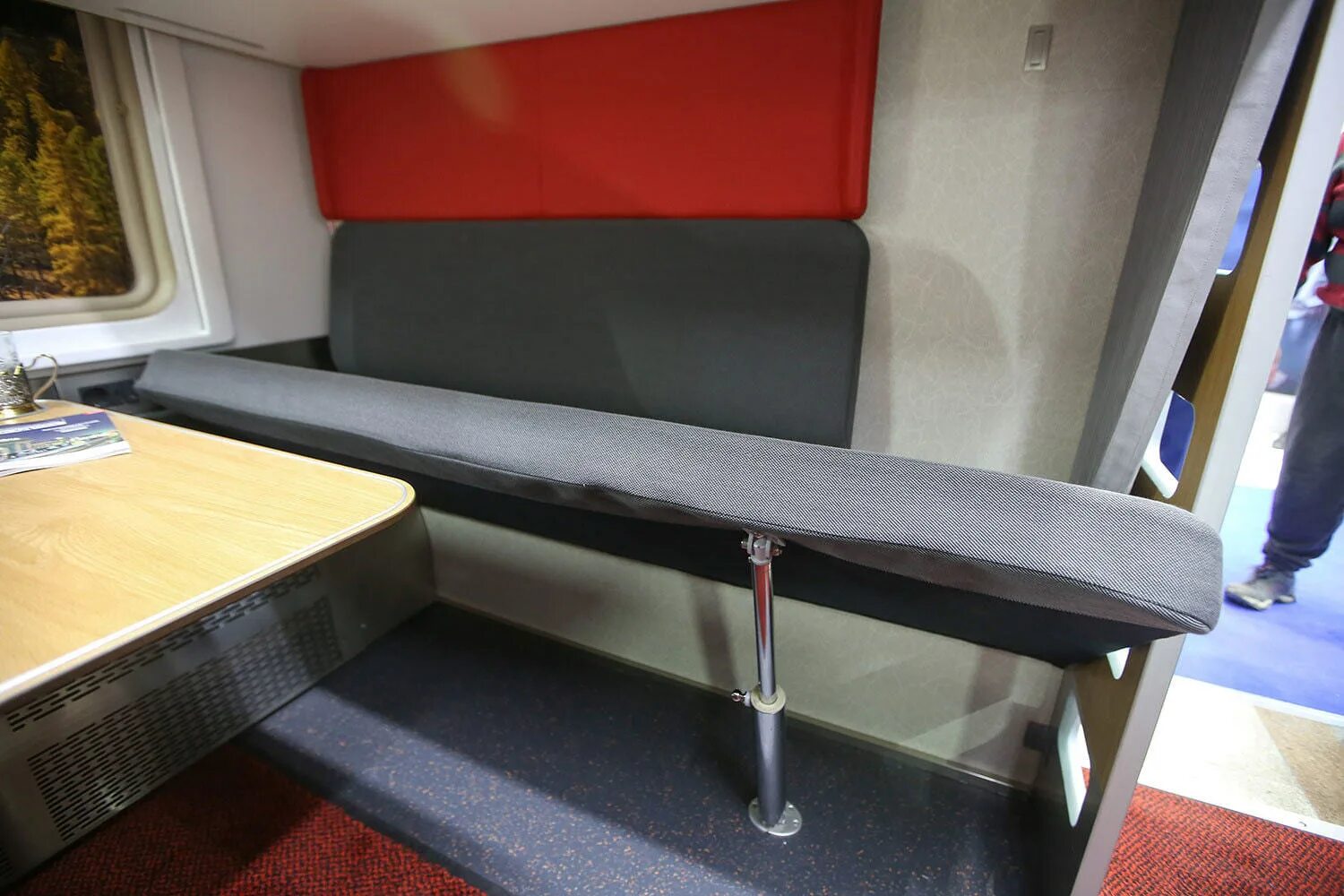 Поезд 035а северная пальмира. Полка вагона. Полка вагона. Спальные вагоны ржд плацкарт. Полка вагона.