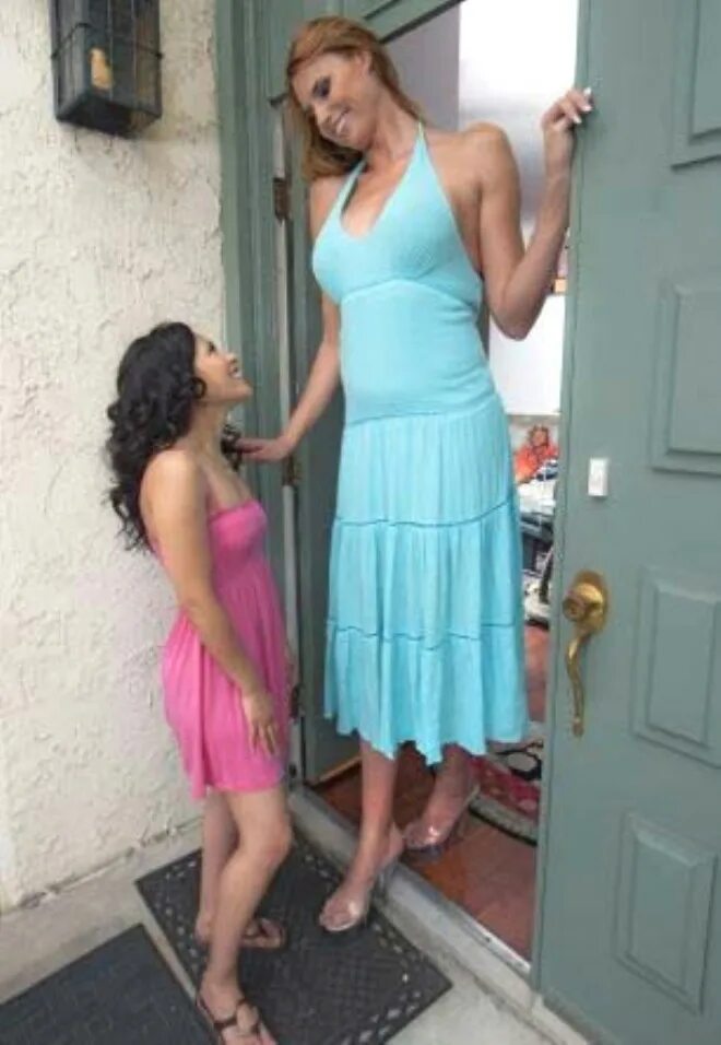 Tall lesbian. Самая высокая девушка.