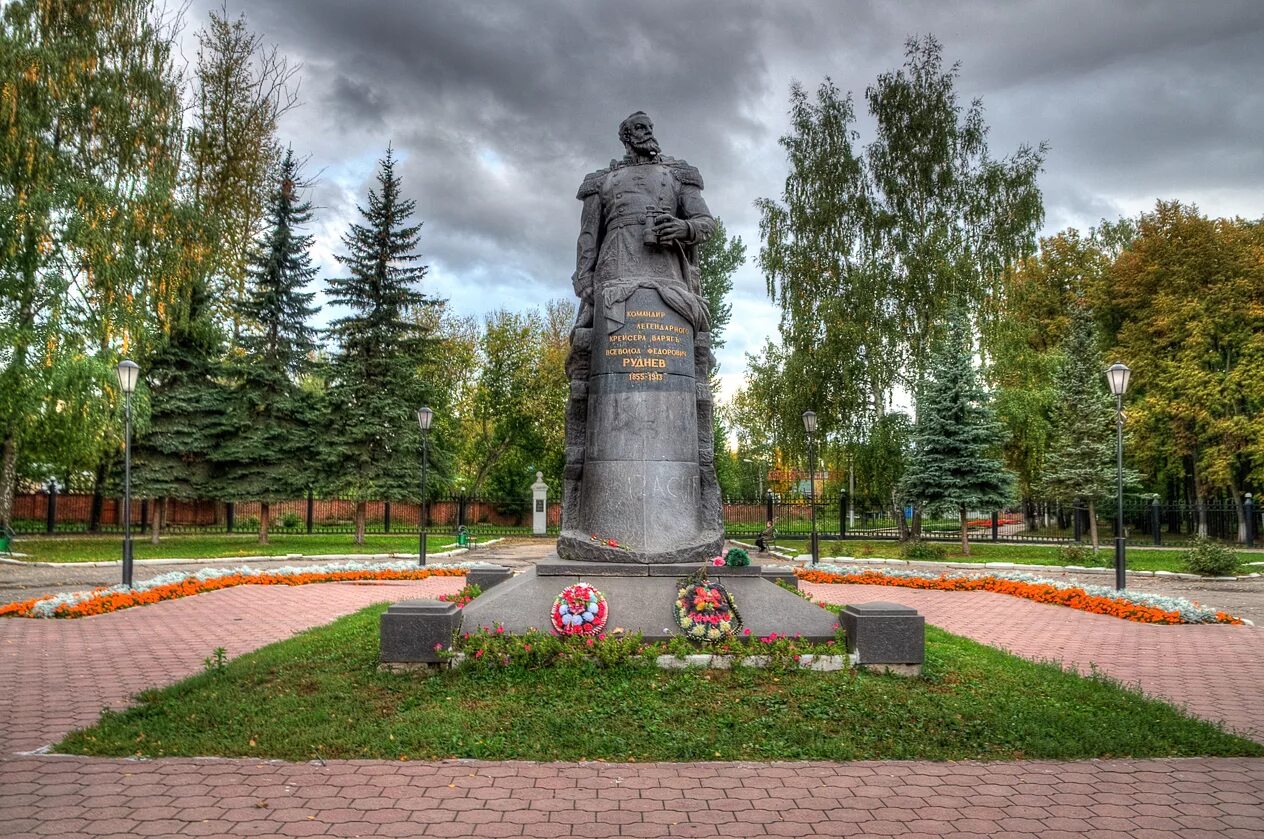 Алы тула. Памятник в ф Рудневу в Туле. Памятник Руднева Тула. Памятник адмиралу Рудневу Тула. Комсомольский парк Тула памятник.