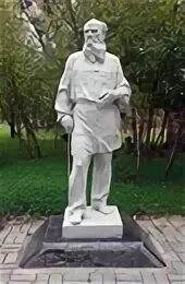 Толстой статуя. Лев толстой памятник. памятник л н толстому в москве. памятник льва николаевича толстого. памятник льву толстому в москве.