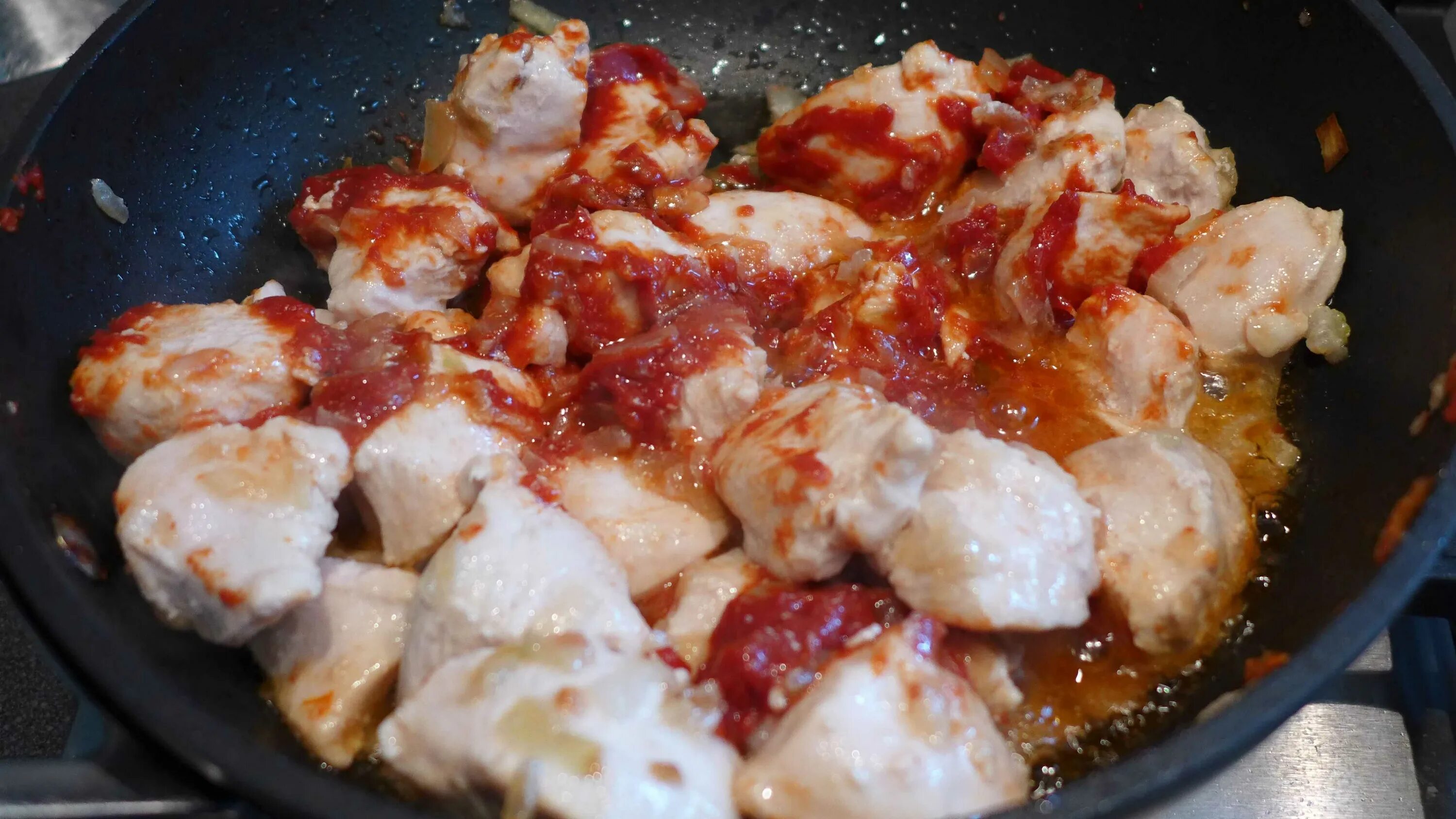 Курица кусочками на сковороде. Курица в томатном соусе на сковороде. Жареная курица кусочками с соусом. Куриная грудка в томатном соусе на сковороде.