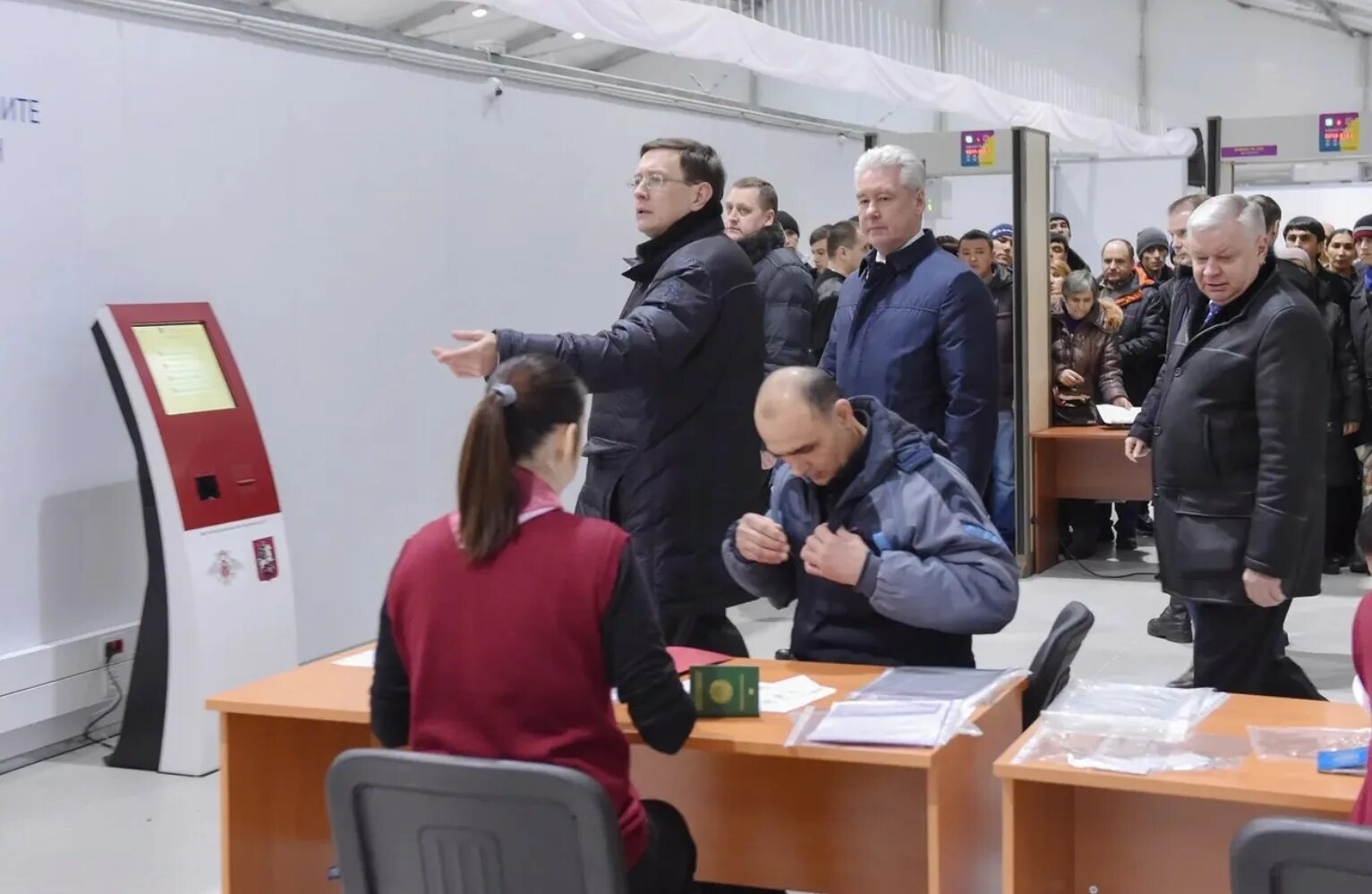 Сахарова миграционный центр. Мфц для иностранных граждан. Многофункциональный центр сахарово. Мфц для иностранных граждан. Директор гбу миграционный центр.