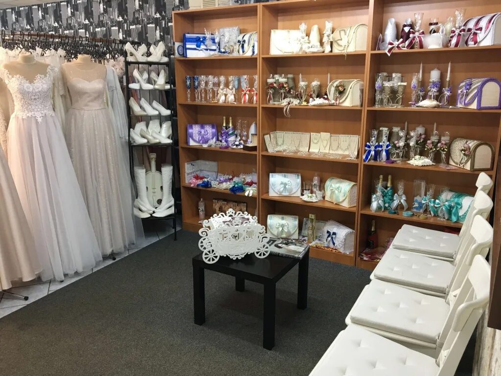 Ленинский проспект 40 свадебный салон. Свадебные платья в салоне в чехлах. Диадема 6 см 725-2. Диадема под свадебное платье. Диадема сваровски.