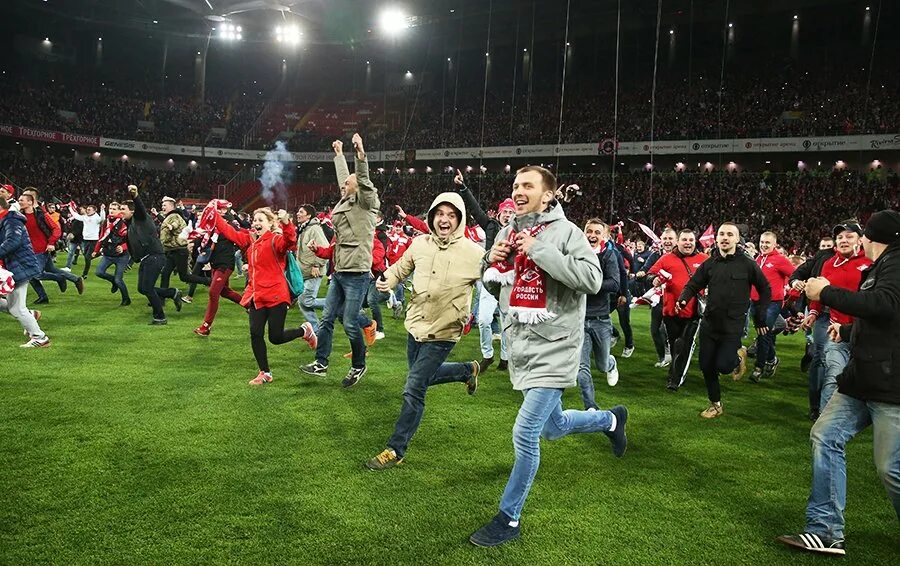 Сайт болельщиков великого. Чемпионство Спартака болельщики выбегают на поле. Фанаты Спартака выбежали на поле 2017. Фанаты Спартака.