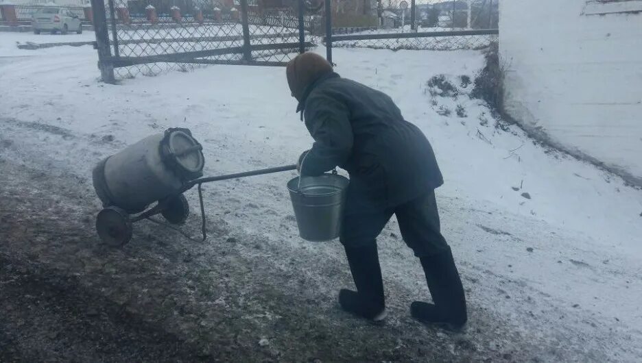 Почему воду возят. Воду возят. На сердитых воду возят. Фото на обиженных воду возят. На обиженных воду водят.