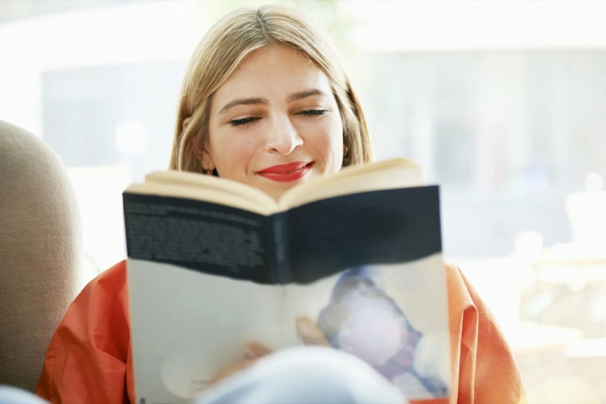 Человек читает дома. Девушка считает книгу. Чтение скука. Чтение улучшает коммуникацию. Чаты читающих людей