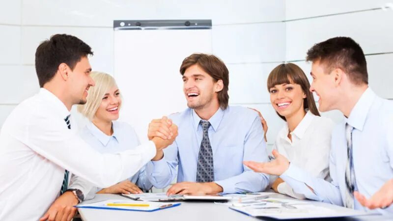 Хочу работать. Работаем 4 дня. Гонки на офисных стульях. Собрание в офисе. Офис с сотрудниками.