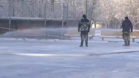 В четверг утром к открытию катка
