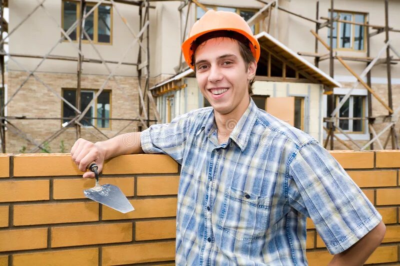 Два каменщика укладывают два одинаковых участка. Bricklayer каменщик. каменщик улыбается. лицо каменщика. каменщик фотосессия.