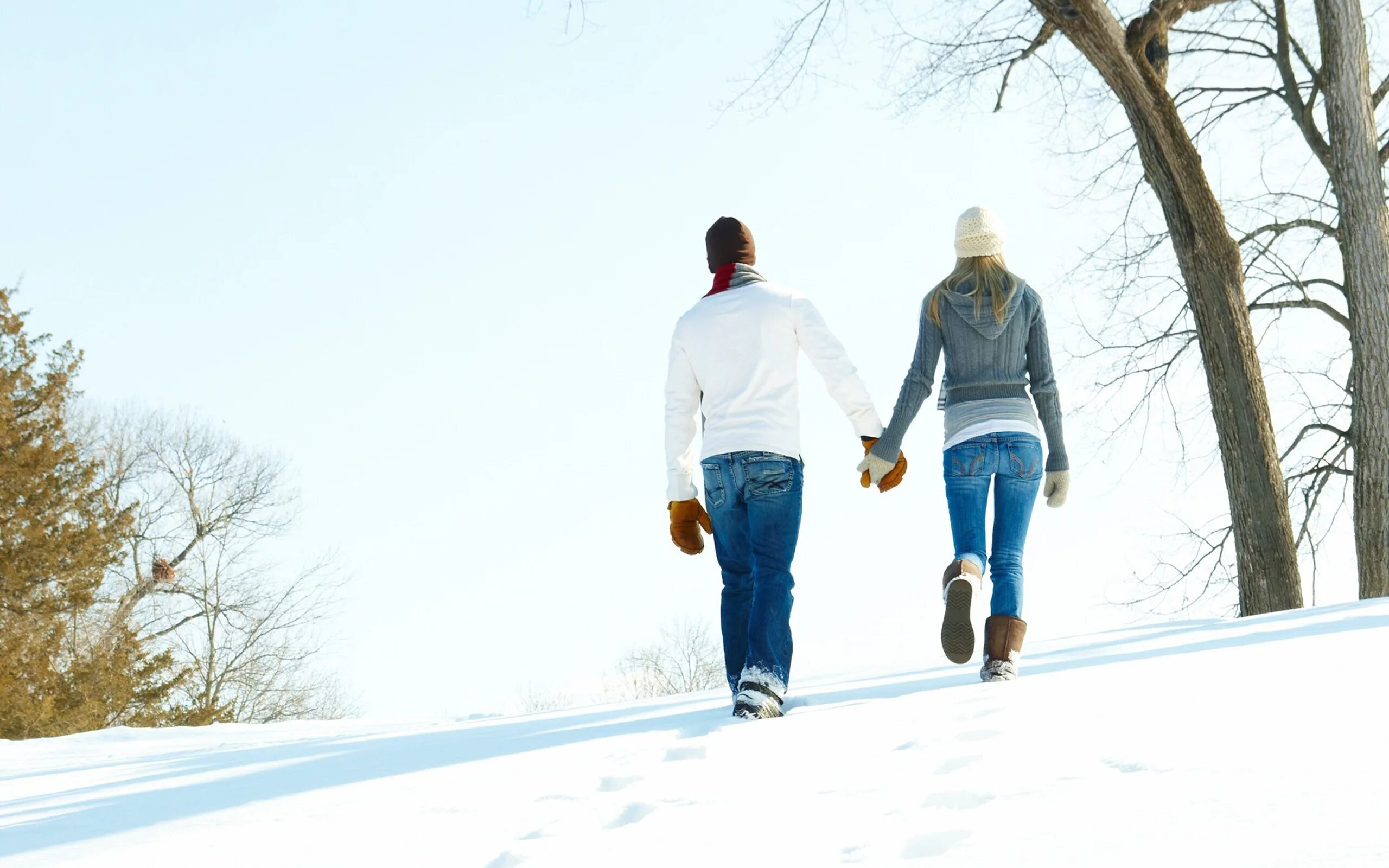 Зимой где сидели. Зимняя прогулка. Прогулка зимой. Прогулки на свежем воздухе зимой. Люди зимой.