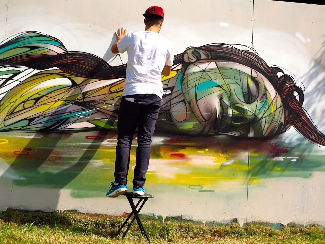 скульптор ваяет скульптуру. рисовать граффити. креативный книжный. креативная личность. креативная концепция.