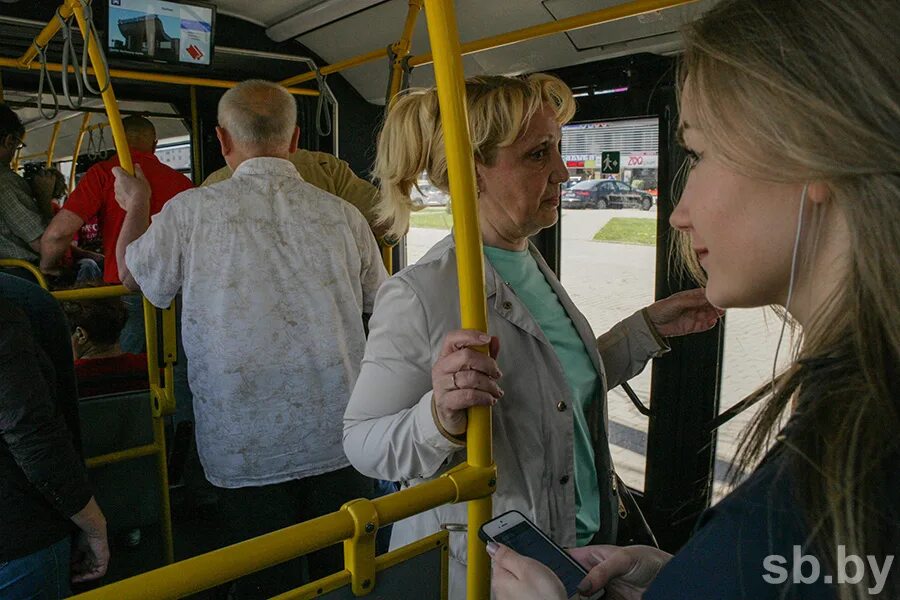 Человек держится за поручень в автобусе. Поручни в автобусе. Держаться за поручни в автобусе. Поручни в маршрутке. Поручни в общественном транспорте.