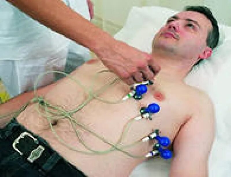 Электрокардиография. Экг фото. Электрокардиография у женщин. Сделать кардиограмму сердца рядом со мной. Электрокардиограф в больнице.